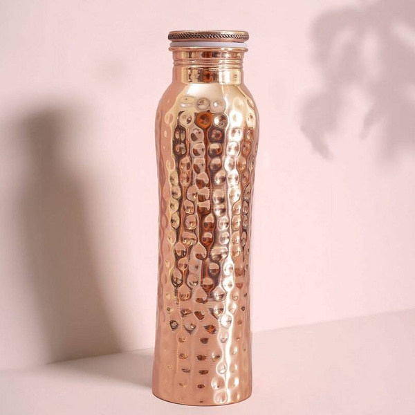 Butelka z młotkowanej miedzi, na wodę, Hammered Curve, 900 ml, Forrest and Love