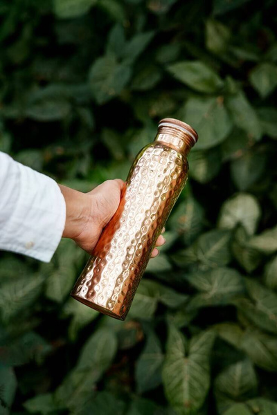 Butelka z młotkowanej miedzi, na wodę, Hammered Curve, 900 ml, Forrest and Love