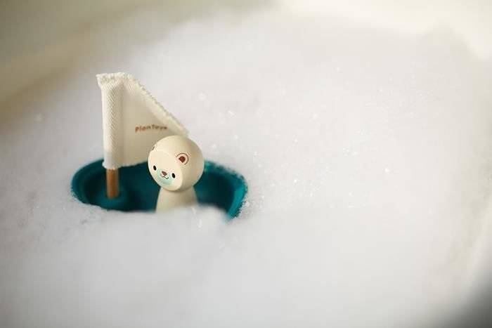 Żaglówka z misiem polarnym, zabawka do kąpieli , Plan Toys 5712