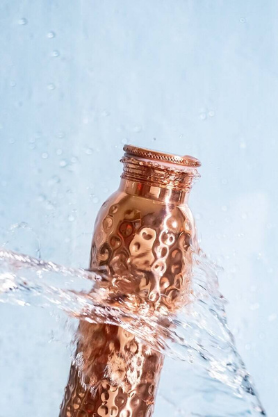 Butelka z młotkowanej miedzi, na wodę, Hammered Curve, 900 ml, Forrest and Love